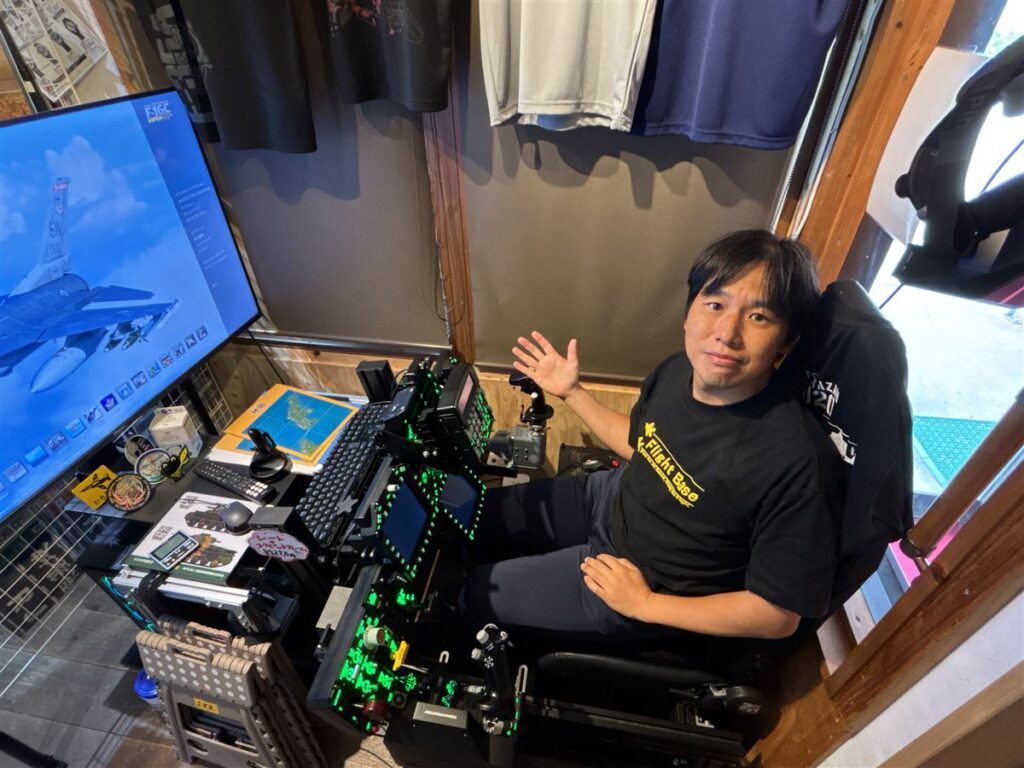 店主のりもんがシミュレーターの横で案内